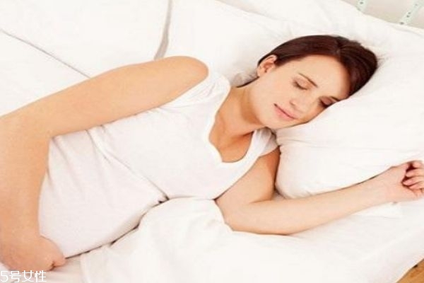 女性趴著睡覺對身體的壞處 正確的睡姿 女性趴著睡覺對身體的壞處 正確的睡姿