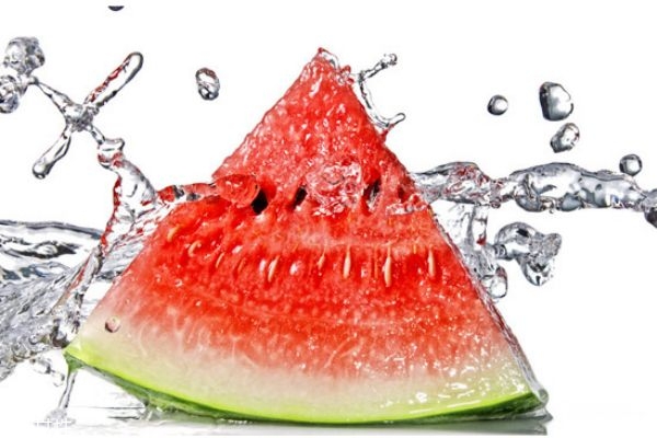 西瓜皮敷臉的方法 西瓜皮敷臉的好處 西瓜皮敷臉的方法 西瓜皮敷臉的好處