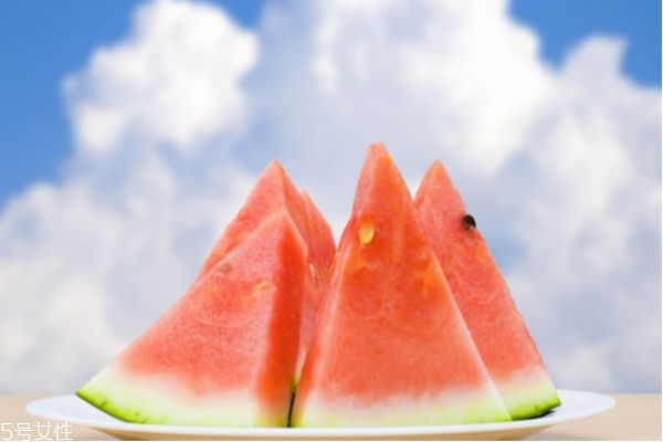 西瓜皮敷臉的作用與功效 西瓜皮敷臉注意事項(xiàng) 西瓜皮敷臉的作用與功效 西瓜皮敷臉注意事項(xiàng)