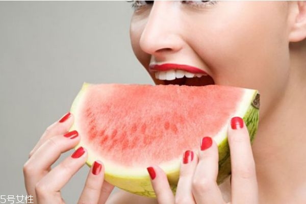 西瓜皮敷臉的作用與功效 西瓜皮敷臉注意事項(xiàng) 西瓜皮敷臉的作用與功效 西瓜皮敷臉注意事項(xiàng)