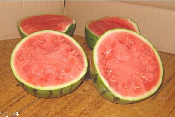 西瓜加鹽有什么功效 西瓜加鹽更甜 西瓜加鹽有什么功效 西瓜加鹽更甜