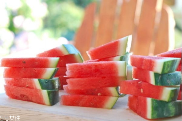 西瓜皮敷臉的作用與功效 西瓜皮敷臉注意事項(xiàng) 西瓜皮敷臉的作用與功效 西瓜皮敷臉注意事項(xiàng)