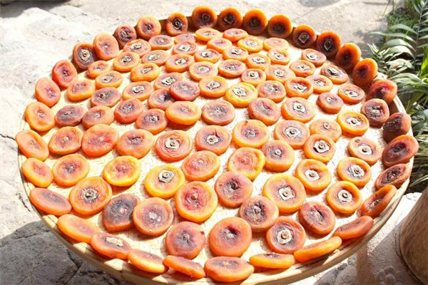 柿餅和奶茶可以一起吃嗎 吃了柿餅還能喝奶茶嗎 柿餅和奶茶可以一起吃嗎 吃了柿餅還能喝奶茶嗎