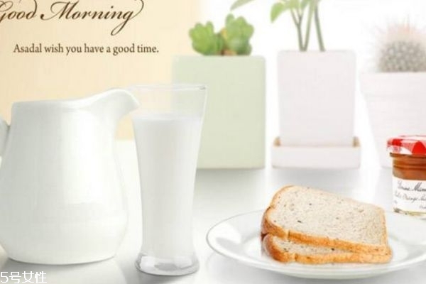 面包加牛奶是不是容易胖 面包會使人發(fā)胖嗎