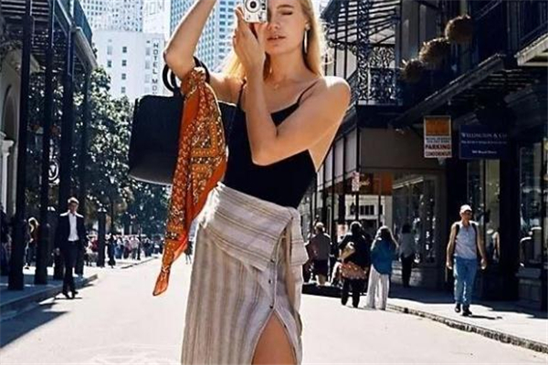 開(kāi)叉半身裙配什么上衣好看 開(kāi)叉半身裙搭配指南
