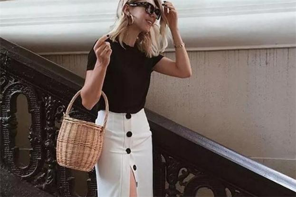 開(kāi)叉半身裙配什么上衣好看 開(kāi)叉半身裙搭配指南