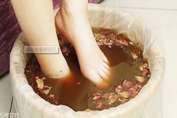 女性常泡腳有什么好處 泡腳的好處是什么 女性常泡腳有什么好處 泡腳的好處是什么