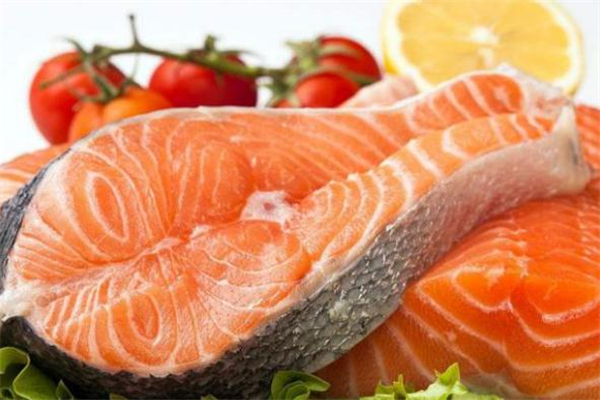 三文魚(yú)要洗嗎 超市買(mǎi)的三文魚(yú)可以直接吃嗎 三文魚(yú)要洗嗎 超市買(mǎi)的三文魚(yú)可以直接吃嗎