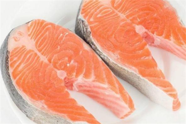 三文魚(yú)要洗嗎 超市買(mǎi)的三文魚(yú)可以直接吃嗎 三文魚(yú)要洗嗎 超市買(mǎi)的三文魚(yú)可以直接吃嗎