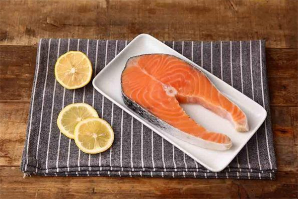 三文魚凍了一年還能吃嗎 三文魚可以冷凍多久 三文魚凍了一年還能吃嗎 三文魚可以冷凍多久