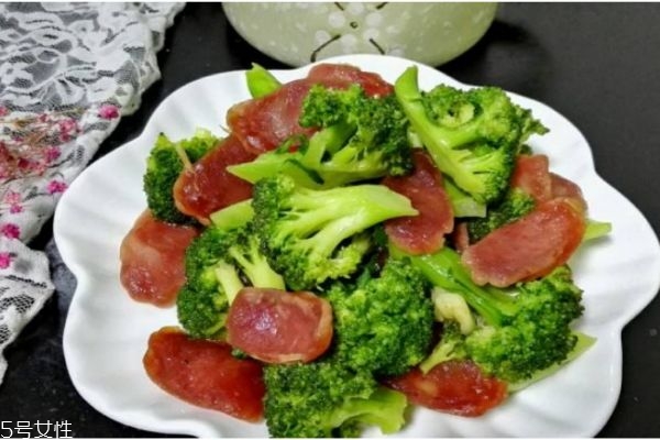 臘腸炒西蘭花怎么做 臘腸炒西藍花的做法 臘腸炒西蘭花怎么做 臘腸炒西藍花的做法