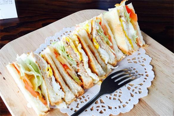 金槍魚(yú)三明治的做法 金槍魚(yú)三明治熱量 金槍魚(yú)三明治的做法 金槍魚(yú)三明治熱量