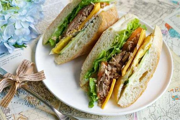 金槍魚(yú)三明治的做法 金槍魚(yú)三明治熱量 金槍魚(yú)三明治的做法 金槍魚(yú)三明治熱量