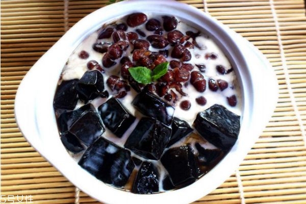 龜苓膏熱量高嗎 龜苓膏的功效和禁忌 龜苓膏熱量高嗎 龜苓膏的功效和禁忌