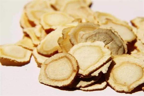 西洋參和黃芪的區(qū)別 西洋參和黃芪哪個(gè)補(bǔ)氣好 西洋參和黃芪的區(qū)別 西洋參和黃芪哪個(gè)補(bǔ)氣好