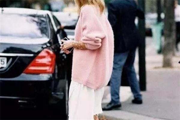 粉色和什么顏色搭配最好看 粉色服裝搭配攻略 粉色和什么顏色搭配最好看 粉色服裝搭配攻略