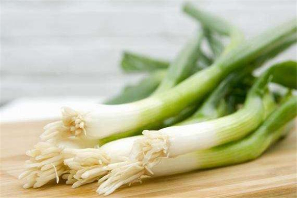 蔥白水喝多了會(huì)上火嗎 喝蔥白水上火了怎么辦 蔥白水喝多了會(huì)上火嗎 喝蔥白水上火了怎么辦