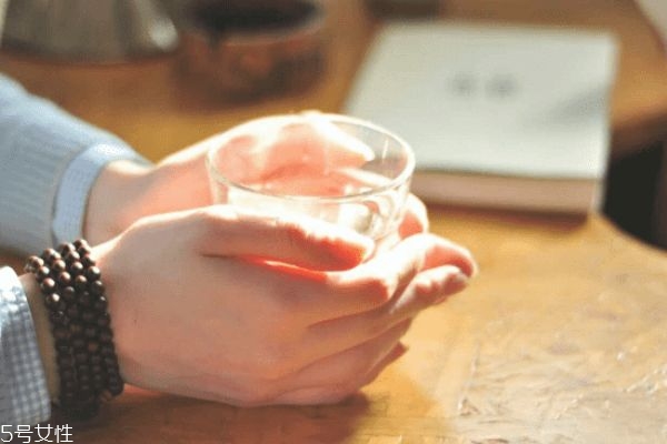 夏天喝熱水會上火嗎 夏天喝熱水還是涼水 夏天喝熱水會上火嗎 夏天喝熱水還是涼水