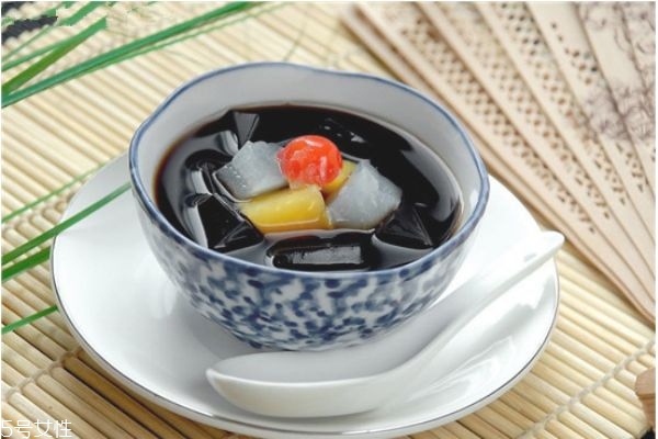 龜苓膏熱量高嗎 龜苓膏的功效和禁忌 龜苓膏熱量高嗎 龜苓膏的功效和禁忌