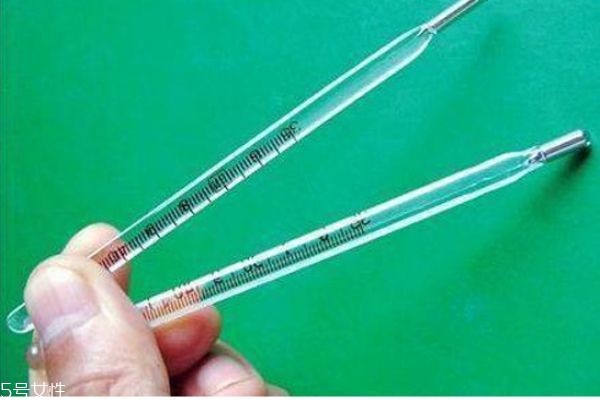 高燒真的會燒壞腦子嗎 高燒和低燒的區(qū)別 高燒真的會燒壞腦子嗎 高燒和低燒的區(qū)別