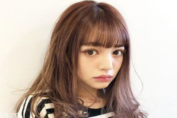 夏天最適合染什么顏色頭發(fā) 減齡又顯白的頭發(fā)顏色 夏天最適合染什么顏色頭發(fā) 減齡又顯白的頭發(fā)顏色