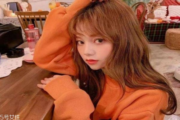 夏天最適合染什么顏色頭發(fā) 減齡又顯白的頭發(fā)顏色 夏天最適合染什么顏色頭發(fā) 減齡又顯白的頭發(fā)顏色