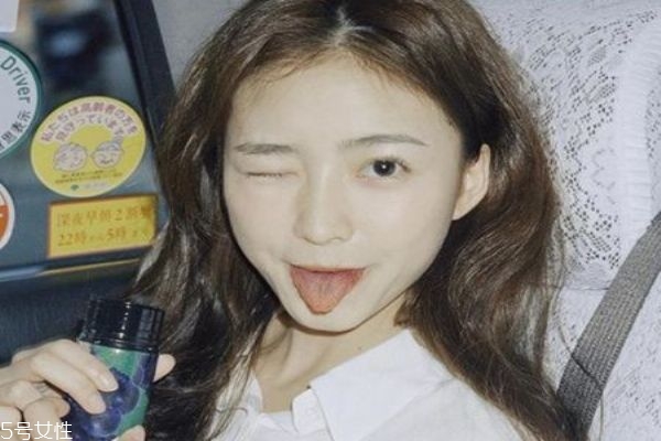 夏天最適合染什么顏色頭發(fā) 減齡又顯白的頭發(fā)顏色 夏天最適合染什么顏色頭發(fā) 減齡又顯白的頭發(fā)顏色