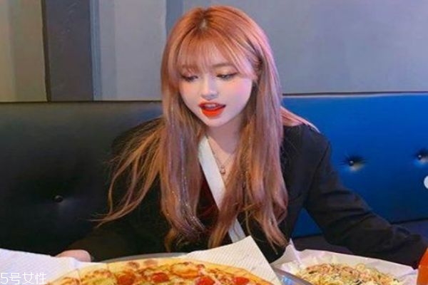 夏天最適合染什么顏色頭發(fā) 減齡又顯白的頭發(fā)顏色 夏天最適合染什么顏色頭發(fā) 減齡又顯白的頭發(fā)顏色