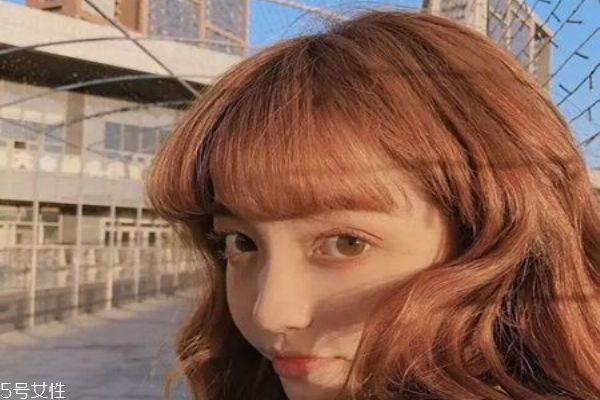 夏天最適合染什么顏色頭發(fā) 減齡又顯白的頭發(fā)顏色 夏天最適合染什么顏色頭發(fā) 減齡又顯白的頭發(fā)顏色