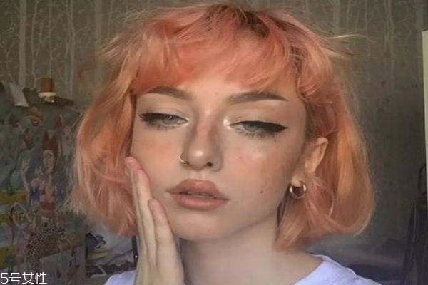 夏天最適合染什么顏色頭發(fā) 減齡又顯白的頭發(fā)顏色 夏天最適合染什么顏色頭發(fā) 減齡又顯白的頭發(fā)顏色