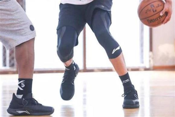 李寧閃擊6實(shí)物圖 閃擊6低幫和高幫區(qū)別 李寧閃擊6實(shí)物圖 閃擊6低幫和高幫區(qū)別