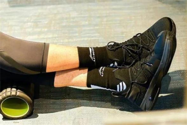 李寧閃擊6實(shí)物圖 閃擊6低幫和高幫區(qū)別 李寧閃擊6實(shí)物圖 閃擊6低幫和高幫區(qū)別