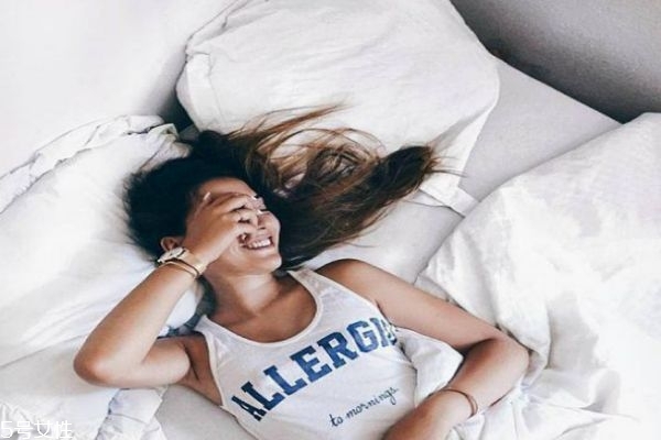 晚上睡覺(jué)應(yīng)不應(yīng)該扎頭發(fā) 晚上睡覺(jué)要注意什么