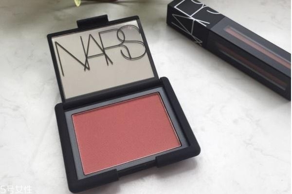 腮紅橘色好看還是粉色 選擇腮紅的萬能法則 腮紅橘色好看還是粉色 選擇腮紅的萬能法則