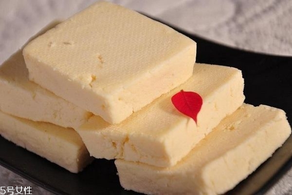 什么是奶豆腐呢 奶豆腐的做法是什么 什么是奶豆腐呢 奶豆腐的做法是什么