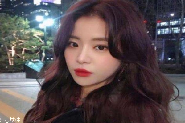 卷發(fā)比直發(fā)顯老嗎 選對發(fā)型很關(guān)鍵 卷發(fā)比直發(fā)顯老嗎 選對發(fā)型很關(guān)鍵