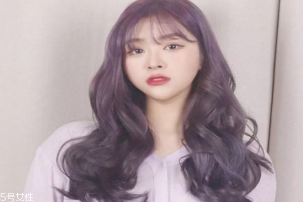 卷發(fā)比直發(fā)顯老嗎 選對發(fā)型很關(guān)鍵 卷發(fā)比直發(fā)顯老嗎 選對發(fā)型很關(guān)鍵