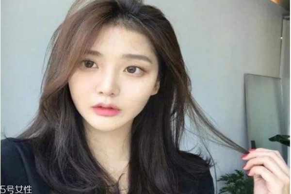 卷發(fā)比直發(fā)顯老嗎 選對發(fā)型很關(guān)鍵 卷發(fā)比直發(fā)顯老嗎 選對發(fā)型很關(guān)鍵