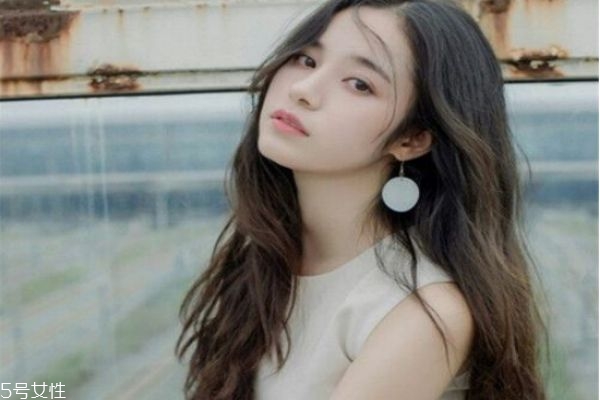 卷發(fā)比直發(fā)顯老嗎 選對發(fā)型很關(guān)鍵 卷發(fā)比直發(fā)顯老嗎 選對發(fā)型很關(guān)鍵