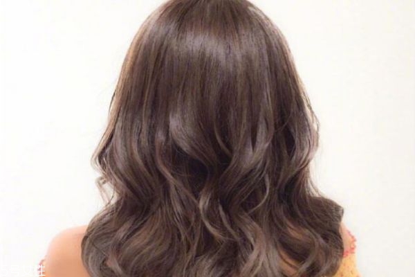 卷發(fā)比直發(fā)顯老嗎 選對發(fā)型很關(guān)鍵 卷發(fā)比直發(fā)顯老嗎 選對發(fā)型很關(guān)鍵