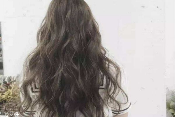 卷發(fā)比直發(fā)顯老嗎 選對發(fā)型很關(guān)鍵 卷發(fā)比直發(fā)顯老嗎 選對發(fā)型很關(guān)鍵