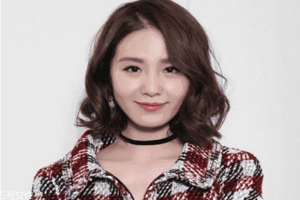 卷發(fā)比直發(fā)顯老嗎 選對發(fā)型很關(guān)鍵 卷發(fā)比直發(fā)顯老嗎 選對發(fā)型很關(guān)鍵