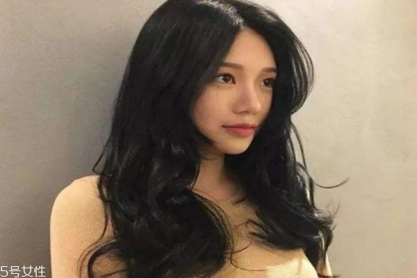 卷發(fā)比直發(fā)顯老嗎 選對發(fā)型很關(guān)鍵 卷發(fā)比直發(fā)顯老嗎 選對發(fā)型很關(guān)鍵