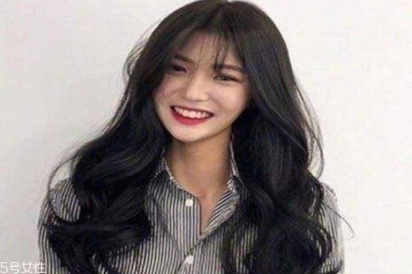 卷發(fā)比直發(fā)顯老嗎 選對發(fā)型很關(guān)鍵 卷發(fā)比直發(fā)顯老嗎 選對發(fā)型很關(guān)鍵