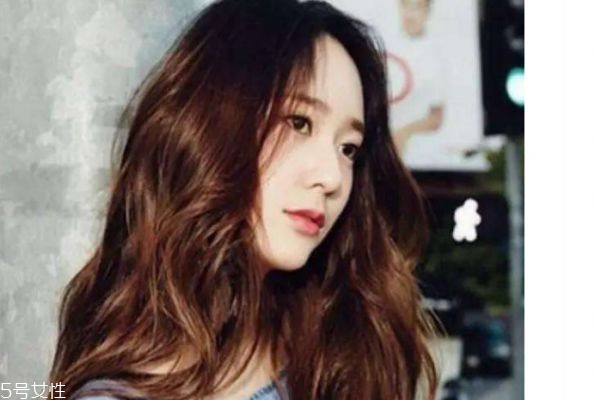 卷發(fā)比直發(fā)顯老嗎 選對發(fā)型很關(guān)鍵 卷發(fā)比直發(fā)顯老嗎 選對發(fā)型很關(guān)鍵