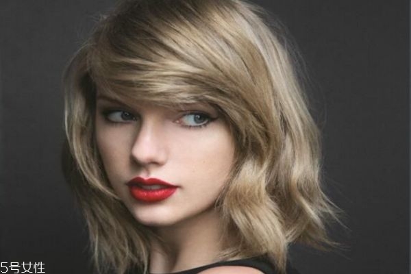 卷發(fā)比直發(fā)顯老嗎 選對發(fā)型很關(guān)鍵 卷發(fā)比直發(fā)顯老嗎 選對發(fā)型很關(guān)鍵