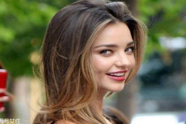 卷發(fā)比直發(fā)顯老嗎 選對發(fā)型很關(guān)鍵 卷發(fā)比直發(fā)顯老嗎 選對發(fā)型很關(guān)鍵