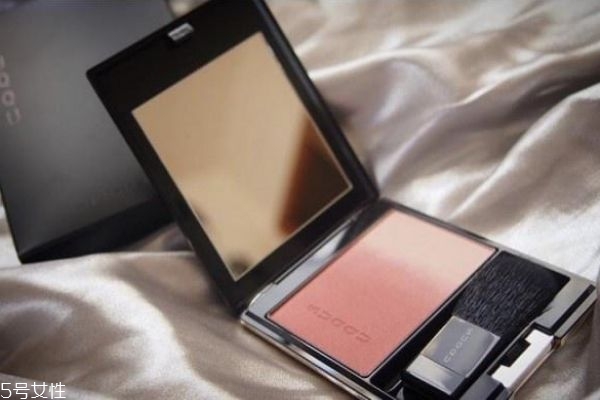 腮紅橘色好看還是粉色 選擇腮紅的萬能法則 腮紅橘色好看還是粉色 選擇腮紅的萬能法則