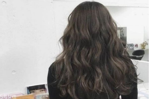 卷發(fā)比直發(fā)顯老嗎 選對發(fā)型很關(guān)鍵 卷發(fā)比直發(fā)顯老嗎 選對發(fā)型很關(guān)鍵