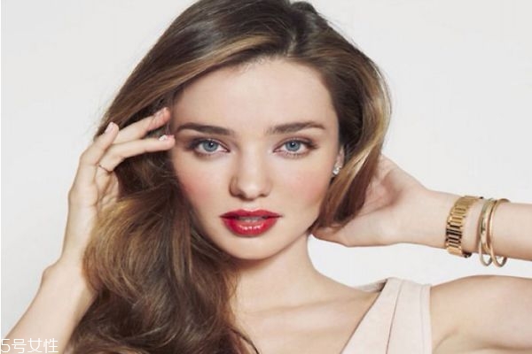 卷發(fā)比直發(fā)顯老嗎 選對發(fā)型很關(guān)鍵 卷發(fā)比直發(fā)顯老嗎 選對發(fā)型很關(guān)鍵